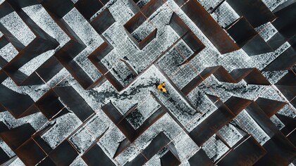 Raymond Queneau. La sua opera più celebre, "Esercizi di stile", consiste in 99 variazioni dello stesso banale episodio, dimostrando la versatilità del linguaggio e la sua infinita capacità di trasformazione