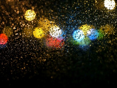 Luci di Natale sotto la pioggia. Nostalgia e solitudine: un racconto di Natale dal passato