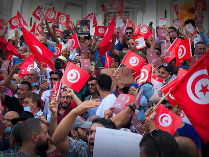 Crise en Tunisie. La contestation a trouvé son expression la plus forte avec les manifestations du 14 janvier et l'appel à la démission du Président, qui a pris une valeur hautement symbolique puisqu'il s'agissait de l'anniversaire du 14 janvier 2011, date de l'éviction de Ben Ali @ Reuters