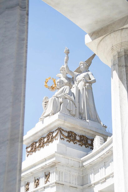 Detalle del Hemiciclo a Juárez, obra del arquitecto Guillermo de Heredia, con esculturas del italiano Alessandro Lazzerini