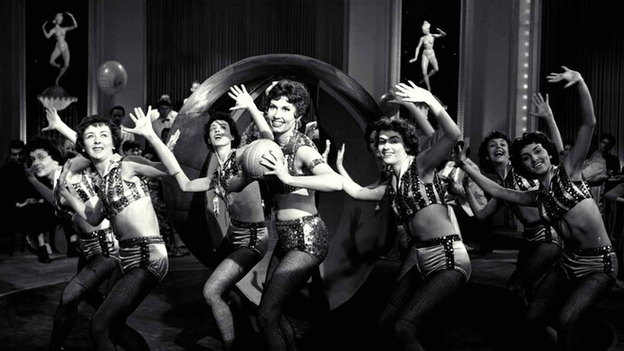 Blue Skies, Red Panic. Courtesy of Museum für Fotografie