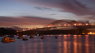 Trumps schamlose Begehrlichkeit: der Panama-Kanal. Bild: Die Brücke der Amerikas (eröffnet 1962), die den Panamakanal und Panama-Stadt verbindet