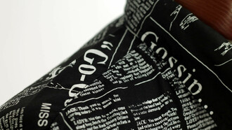 Camicia da uomo con un design di giornale, creata da John Galliano nel 2011