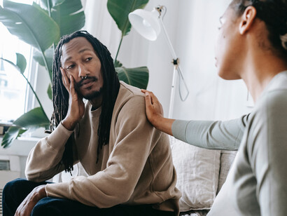 Paciente é acolhido pela psicóloga ao desafar sobre a perda de um ente querido