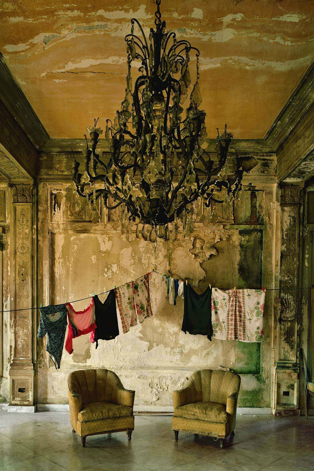 Michael Eastman, Isabella's Two Chairs, 2000 ©Michael Eastman/Courtesy of Edwynn Houk Gallery, New York