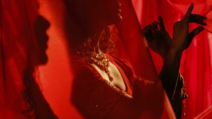 Na cidade em que moravam, a casa era praticamente um castelo. Portões de cinema, com mais de 4m de altura, jardins exuberantes, câmeras de segurança e seguranças armados por todos os lados. Além de mais de 30 empregados, entre governantas, motoristas e o pessoal da cozinha e da jardinagem. A adolescente, apesar de ter crescido neste mundo de contos de fadas, tinha bastante humildade e conversava com todos os funcionários da mansão, sem exceções. E eles lhe contavam histórias de suas vidas, que serviam para ela postar em seu diário sempre que achava interessante, sem citar nomes