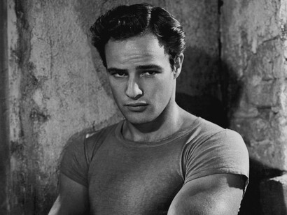 Primo piano del film "Un tram chiamato desiderio" di Elia Kazan (1951) evidenzia le forme della t-shirt 