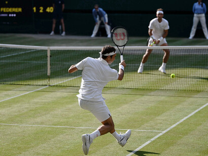 Federer et Nadal à Roland Garros en 2008. Le jeu de Nadal ne réussit pas à Federer, son coup droit lifté est très difficile à dompter © Daniel Leal-Olivas/AFP
