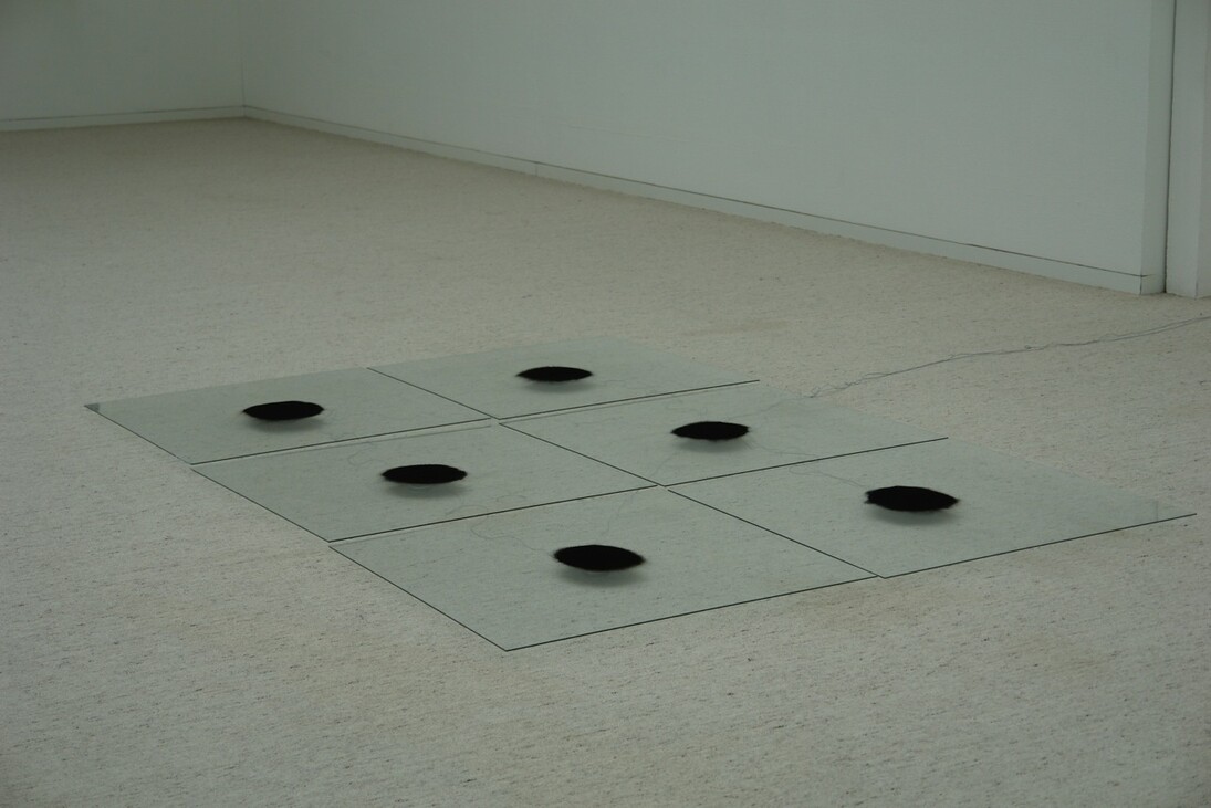 Music for the Eyes, 1981, 3 paires de haut-parleurs, reliées par du feutre blanc, câble audio, CD, lecteur CD, dimensions variables
3 pairs of speakers, linked by white felt, audio wires, CD, CD player, variable size