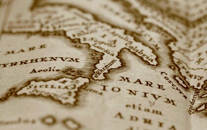 Il saggio di Pasquale Tucciariello attraversa l'ipotesi di una Macroregione comprendente Campania, Basilicata, Puglia, Calabria e Sicilia