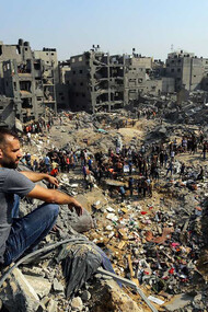 Un hombre observa incrédulo, la devastación producto de los bombardeos en la región de Gaza