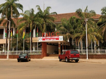 Sede do PAIGC (Partido Africano para a Independência da Guiné e Cabo Verde), em Cabo Verde. Em 1975 Cabral já não se encontrava fisicamente entre nós, mas o seu extraordinário legado ético, político e cultural orientou os Combatentes da Liberdade da Pátria, sejam os que estavam nas matas da Guiné, sejam todos os outros, intelectuais de esquerda que lutavam na clandestinidade pela libertação do país como militantes do PAIGC (Partido Africano para a Independência da Guiné e Cabo Verde), seja todos os homens e mulheres de boa vontade que aderiram ao projeto da independência



