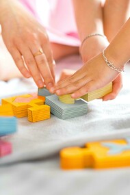 Crianças encaixam peça de puzzle
