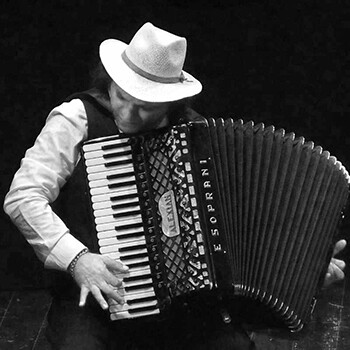 Santino Spinelli. Al musicista romanì non interessa tanto cosa suonare, ma piuttosto come e per chi suonare, perché la nostra musica riflette il nostro stato d’animo che ha fatto del dolore e della precarietà gli emblemi del proprio virtuosismo