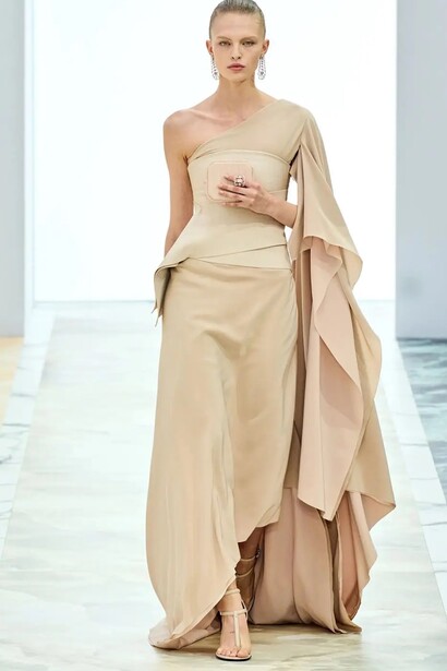 Modelo veste Alta costura Fendi, Outono 2023