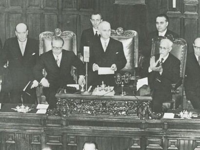 Luigi Einaudi, secondo Presidente della Repubblica Italiana dal 1948 al 1955, fu un economista di grande prestigio e un fermo sostenitore dei valori democratici e della libertà economica, contribuendo alla ricostruzione dell'Italia nel dopoguerra. Nella foto il suo giuramento nel 1948