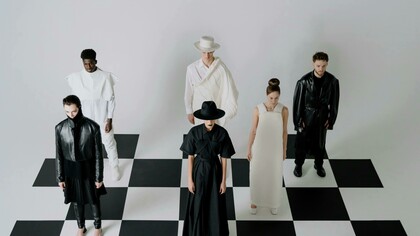 A escolha é para termos uma tela em branco que possibilita infinitas combinações e até traz o balanceamento que muitas vezes é necessário numa determinada comunicação visual, seja na moda, na arquitetura ou na beleza