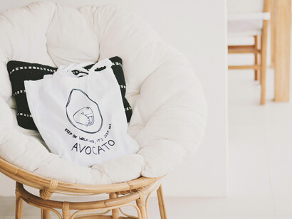 Una 'tote bag' encima de un sillón. Los comercios y marcas utilizan las tote bags como medio publicitario, puesto que eran fáciles de personalizar
