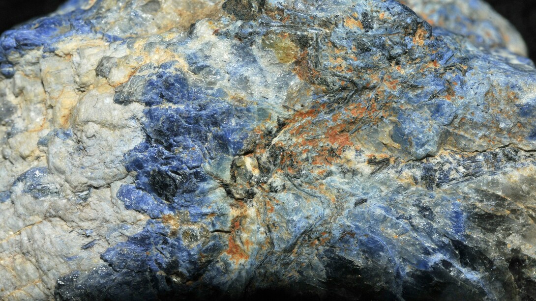 Dumortierita,  mineral fibroso de borosilicato de aluminio, que suele presentar colores que van del azul intenso al violeta, al marrón o al verde, y que tiene una dureza elevada, de 7 a 8 en la escala de Mohs. Municipio de Beraketa, distrito de Bekily, región de Androy, provincia de Toliara, Madagascar