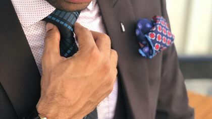 Homem ajusta nó da gravata para afrouxar a sensação de angústia e desespero iminente devido a assuntos do trabalho