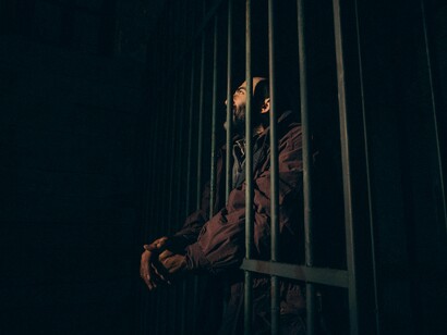 Homem preso. As penas alternativas continuam na gaveta do legislador adormecido na onda da política, enquanto isso seus semelhantes se asfixiam nos estabelecimentos penitenciários