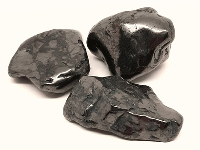 La shungit es una piedra negra y ligera compuesta esencialmente de carbono orgánico (más del 98%)