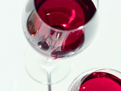 Al naso offre profumi di frutti rossi maturi, violetta, spezie e legni nobili