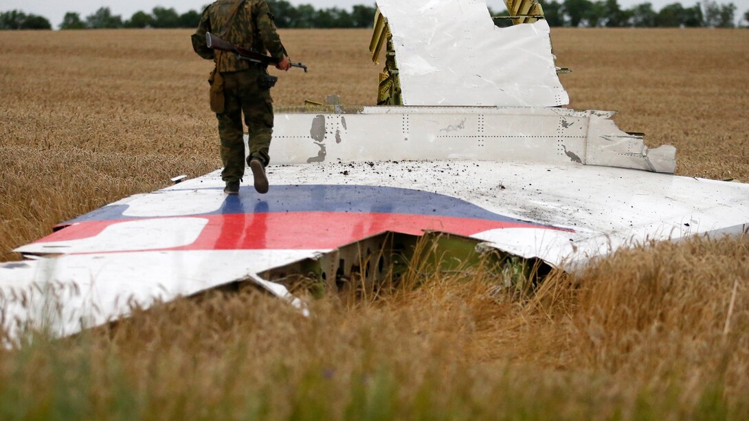 Un militar custodia los restos del MH 17