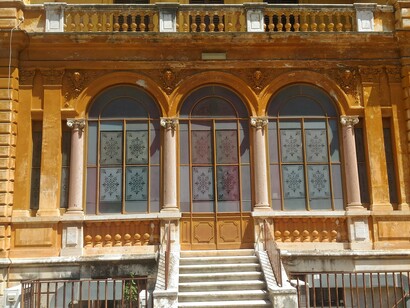 Particolare dell’ingresso principale (foto Roberto Luciani)