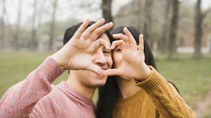 Le geste qui représente la connexion émotionnelle et l'amour partagé