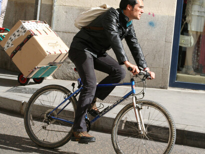 Ciclista circulando por el centro de Madrid