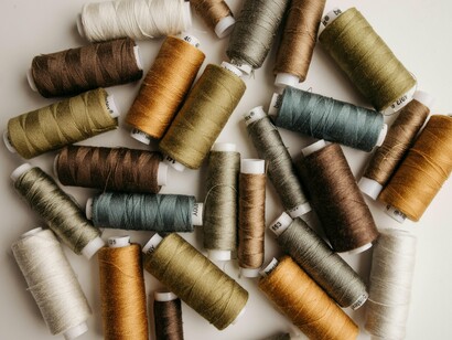 A dimensão social da sustentabilidade ganha uma visibilidade sem precedentes. Em 2026, torna-se evidente que não existe moda sustentável sem justiça social. Condições de trabalho dignas, remuneração justa, segurança laboral e respeito pelos direitos humanos passam a ser critérios fundamentais na avaliação das marcas. O consumidor começa a compreender que o verdadeiro custo de uma peça inclui o valor do trabalho humano envolvido na sua produção, e não apenas o preço final pago na loja