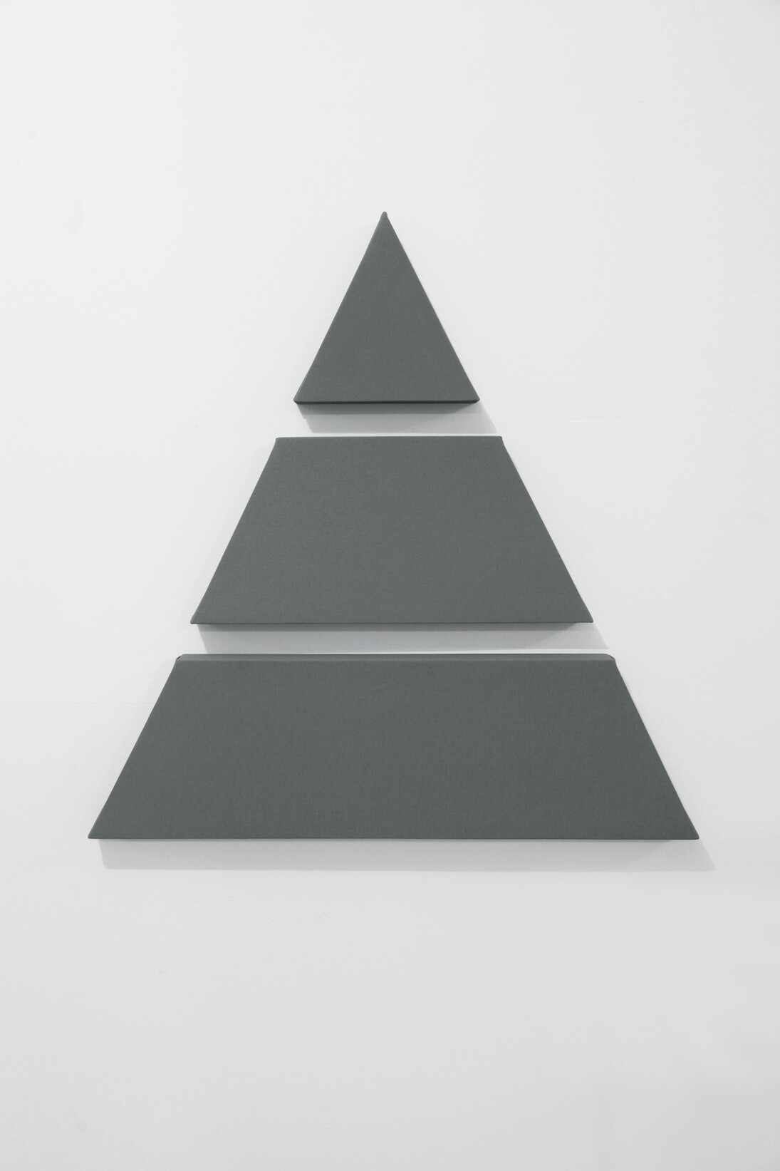 07_Da vicino_A arte Invernizzi_2016,Alan Charlton, Triangle in 3 Parts, 2016 Acrilico su tela, 76,5x76,5 cm. Courtesy A arte Invernizzi, Milano Foto Bruno Bani, Milano