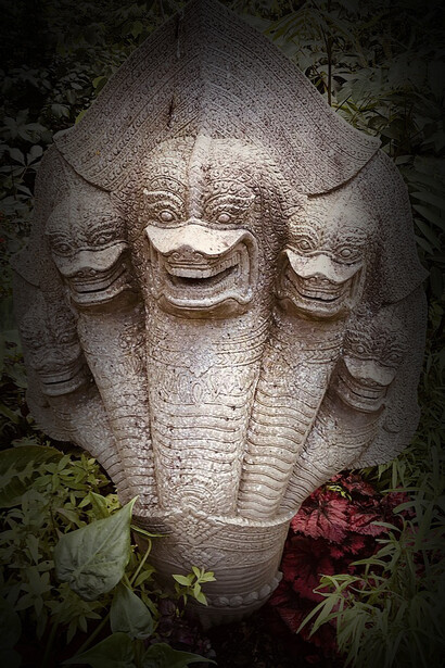 Estatua de Nāga en el Jardín Botánico de Olbrich, Estados Unidos