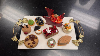 Alessandra Banfi es una chef pastelera venezolana cuya pasión por la repostería la ha llevado a destacarse internacionalmente, combinando creatividad, tradición y técnicas innovadoras en cada una de sus creaciones