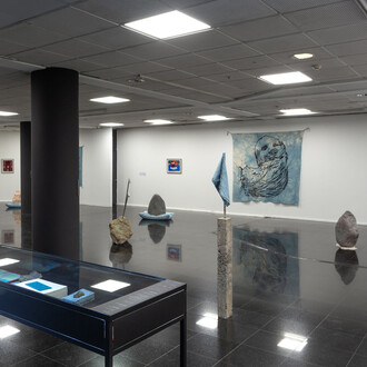 Nicolás Astorga, Mi niño de piedra, vista de exhibición. Cortesía del Museo de la Memoria y los Derechos Humanos