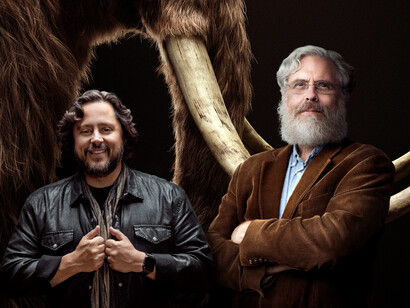 Ben Lamm y George Church, fundadores de Colossal Biosciences, quienes buscan traer de vuelta a la Tierra al mamut lanudo