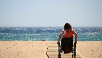 Una pasarela de madera para permitir que las sillas de ruedas lleguen hasta la orilla del mar
