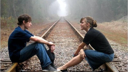 Dialogando en la vía del tren