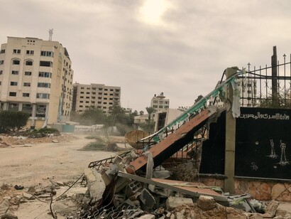 La Striscia di Gaza è una delle zone più colpite, con bombardamenti che hanno distrutto infrastrutture essenziali, causando una crisi umanitaria con gravi carenze di acqua, cibo e cure mediche

