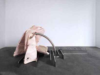 Nairy Baghramian, Se ployant (soufre), 2024. Courtesy of Hauser & Wirth Gallery