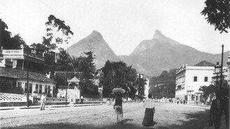 Cosme Velho, no Rio de Janeiro, século XIX. Há 17 anos, na Casa das Artes de Laranjeiras (CAL), uma inspiração me levou a um projeto apaixonante: a republicação das 'Poesias Completas de Machado de Assis'. Tive uma "visão" do próprio Machado, criança, correndo pelas ruas do Cosme Velho e daí surgiu a ideia. Não contente, meu livro de poesias de Machado de Assis, foi uma lenda de procrastinação