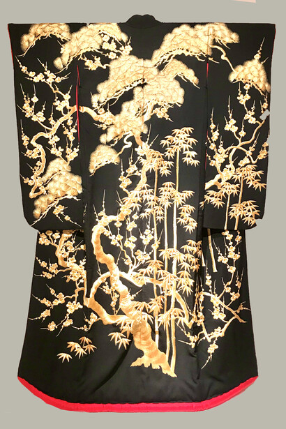 Uchikake with pine, bamboo and plum on black kodai chairmen Japanese crepe fabric © Alma Reyes