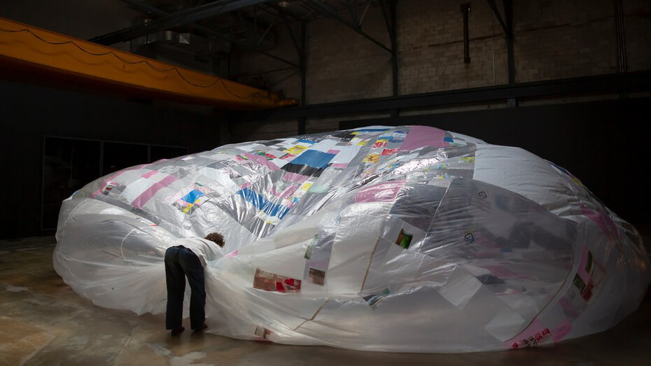 Studio Rat, Parachute, exhibition view. Courtesy of Arsenal Contemporary Art