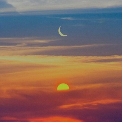 Amanecer con la luna en el cielo