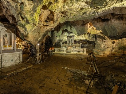 Grotta di Sant'Arcangelo, Foggia, Puglia, Italia. La Puglia vanta la presenza di uno degli aspetti naturalistici più interessante e misterioso: il mondo sotterraneo “fabbricato” in milioni e milioni di anni dallo scultore per antonomasia, l’acqua