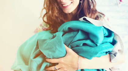 Ragazza delicata con tessuto blu in un'atmosfera serena e rilassante. Il micro riordino è un modo efficace per affrontare le attività di sistemazione senza sentirsi sopraffatti/a, e la primavera è il momento perfetto per mettere in pratica questa strategia e portare nuova energia e freschezza nei nostri spazi