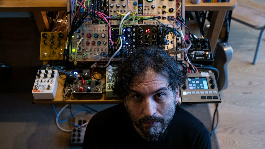 Valerio Daniele nel suo studio di registrazione