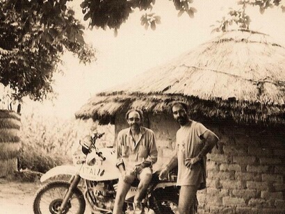 Missira, al confine con Senegal, attendiamo in mutande l’arrivo di Valentina, Nando e Leonard per proseguire verso Dakar, Guinea Conakry, Africa
