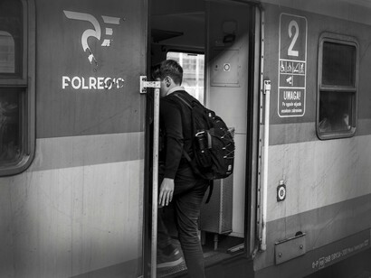 Jovem embarca em trem. Além de ter saído em conta (mesmo comprando o bilhete de primeira classe), também tive mais espaço durante a viagem, menos estresse de ter que ficar passando em raio X e filas de imigração, e porque no fim das contas, somando o tempo de logística de ir até aeroporto, passar por todo o processo de check-in e mais o tempo de voo em si, o tempo dava praticamente o mesmo que tempo de viagem dentro do trem